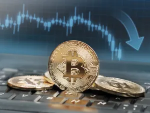 أسعار العملات الرقمية: البيتكوين ينخفض إلى 43 ألف دولار