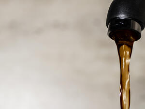 It causes dirty water to evaporate and pass through membrane which cleans in.