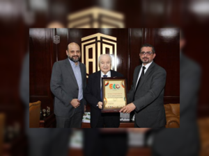 تكريم الدكتور أبوغزاله الراعي الرسمي لأولمبياد اللغة الإنجليزية 2021