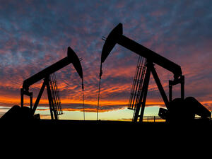 Oil Prices Swing, Affected by Global Economy Slowdown