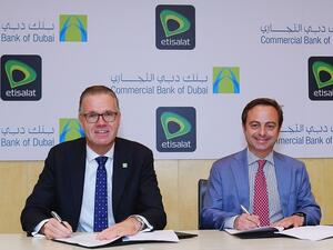 انتونيو ريشاردي نائب رئيس أول، استعلام العملاء والارتباط بشركة "اتصالات" و د. بيرند فان ليندر الرئيس التنفيذي لبنك دبي التجاري