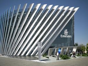 سوف تحمل الزعانف المعمارية المائلة التي تغطي كامل الجناح، وعددها 26، مصابيح إضاءة LED بطول أكثر من 800 متر لإحداث تأثيرات عديدة وإحساساً بالحركة عبر هيكل الجناح، وتتجلى من خلال عرض الأضواء في كل ليلة.