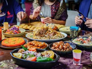 ترحب خيمة "الخيال" بالضيوف على وجبتي الإفطار والسحور، ضمن أجواء تاريخية حالمة تضفي شعورًا بالدفء والعراقة على الحضور. فخلال شهر رمضان المبارك، يمكن للضيوف