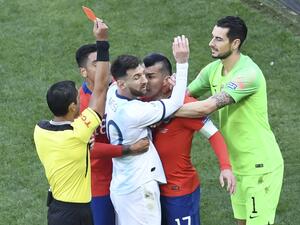 ميسي يتلقى البطاقة الحمراء رفقة ميديل