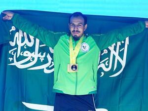 Al-Saleem displays the Saudi flag after receiving his gold medal at the Weightlifting Asian Championships in Ningbo, Zhejiang, China (Photo: Xinhua/Huang Zongzhi)