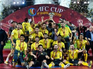 لاعبو العهد اللبناني يحتفلون بالتتويج بلقب كأس الاتحاد الآسيوي بعد الفوز على 25 أبريل الكوري الشمالي بهدفٍ نظيف في النهائي الذي أقيم في كوالالمبور.