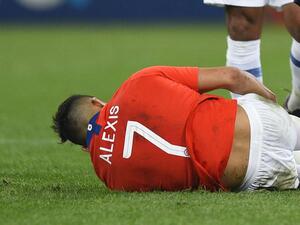 سانشيز بعد تعرضه للإصابة