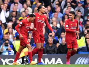 لاعبو ليفربول يحتفلون بهدف أرنولد (يسار)