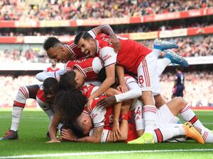 لاعبو آرسنال يحتفلون بالهدف