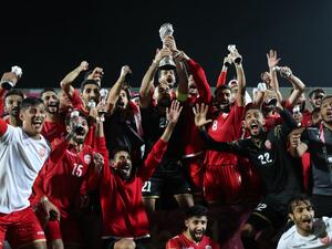 لاعبو البحرين يرفعون كأس الخليج العربي (خليجي 24) بعد الفوز في المباراة النهائية على منتخب السعودية بهدفٍ نظيف.