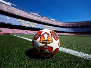 صورة لكرة دوري الأبطال في ملعب كامب ناو قبل مباراة برشلونة وضيفه ليفربول في ذهاب نصف النهائي