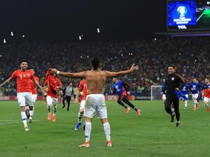 تشيلي إلى المربع الذهبي