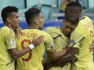 لاعبو كولومبيا يحتفلون بالهدف