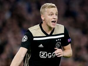 فان دي بيك يحتفل بهدفه