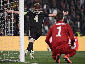 دي ليخت يحتفل بهدفه الحاسم في شباك يوفنتوس الموسم الماضي