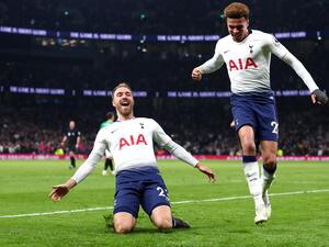 إيريكسن (يسار) يحتفل بهدفه