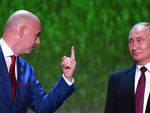 FIFA president Gianni Infantino (L) and Russian President Vladimir Putin (R)