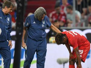 كينغزلي كومان (يمين) بعد تعرضه للإصابة