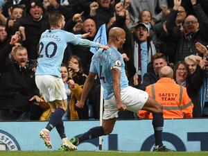 كومباني يحتفل بهدفه الحاسم