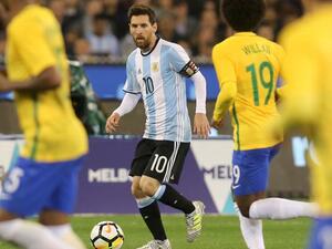 ميسي خلال مواجهة الأرجنتين والبرازيل