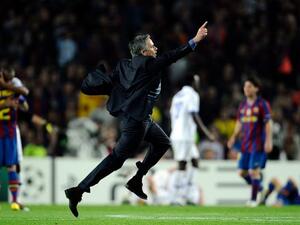 مورينيو يحتفل بالتأهل