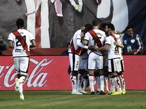 لاعبو فايكانو يحتفلون بالهدف