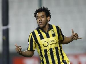 رومارينيو يحتفل بهدفه