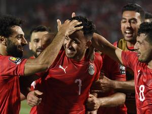 لاعبو مصر يحتفلون بهدف تريزيغيه (وسط)ِ