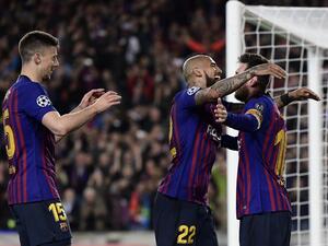 فيدال يهنىء ميسي بهدفه