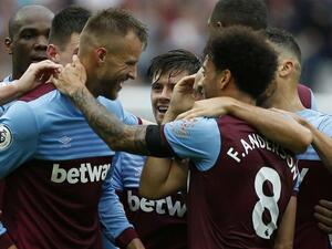 لاعبو ويست هام يحتفلون بهدف يارمولينكو