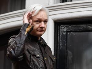 Wikileaks founder Julian Assange speaks on the balcony of the Embassy of Ecuador in London. (Justin TALLIS / AFP)