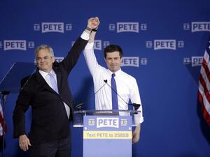 Austin, Texas Mayor Steve Adler (L) introduces South Bend, Indiana Mayor Pete Buttigieg (R) during an event to announce Buttigieg's presidential candidacy for 2020. (AFP/ File Photo)