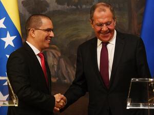 Russian Foreign Minister Sergei Lavrov (R) and Venezuela's Foreign Minister Jorge Arreaza shake hands as they give a press conference in Moscow on May 5, 2019. (Kirill KUDRYAVTSEV / AFP)