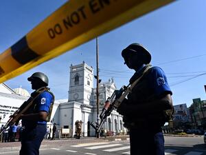 Security personnel stand guard outside St. Anthony's Shrine in Colombo on April 22, 2019, a day after the church was hit in a series of bomb blasts targeting churches and luxury hotels in Sri Lanka.  Jewel SAMAD / AFP