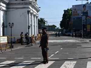 Security personnel stand guard outside St. Anthony's Shrine in Colombo on April 22, 2019. (Jewel SAMAD / AFP)
