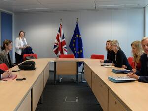Britain's Brexit Minister Stephen Barclay (L) attends a meeting with European Union's chief Brexit negotiator Michel Barnier at the EU Commission headquarters in Brussels, on September 27, 2019. (JOHANNA GERON / POOL / AFP)