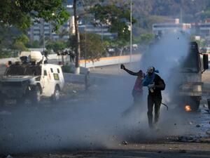 Anti-government protesters clash with security forces in Caracas during the commemoration of May Day on May 1, 2019. (Federico PARRA / AFP)