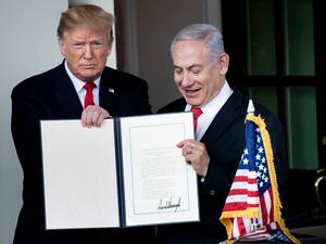 US President Donald Trump (L) and Israel's Prime Minister Benjamin Netanyahu hold up a Golan Heights proclamation. (Brendan Smialowski / AFP)