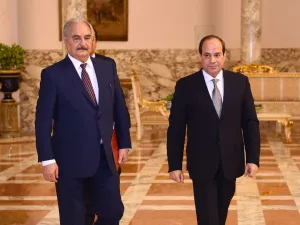 Egyptian president Abdel Fattah al-Sisi (R) meeting Libyan strongman Khalifa Haftar (L) at the Ittihadia presidential Palace in the capital Cairo. (Egyptian Presidency / AFP)