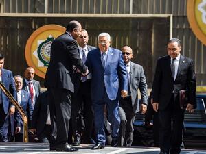 Palestinian president Mahmoud Abbas (C) is greeted upon his arrival at the Arab League headquarters in Cairo, on April 21, 2019. (MOHAMED EL-SHAHED / AFP) Palestinian president Mahmoud Abbas (C) is greeted upon his arrival at the Arab League headquarters in Cairo, on April 21, 2019. (MOHAMED EL-SHAHED / AFP)