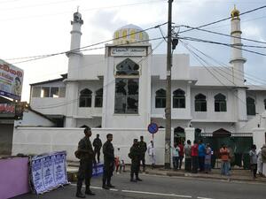 Sri Lankan security personnels stand guard in front of the Jumha mosque after a mob attack in Minuwangoda on May 14, 2019. (LAKRUWAN WANNIARACHCHI / AFP)