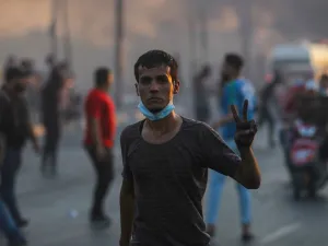An Iraqi demonstrator gestures with the v-sign for victory during a demonstration against state corruption, failing public services, and unemployment, in the Iraqi capital Baghdad on October 5, 2019. (AFP/ File Photo)
