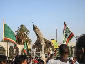 Sudanese protesters take part in a sit-in outside the army headquarters in the capital Khartoum on April 29, 2019. Sudan's army rulers and protest leaders have offered different visions for a joint council, a military spokesman said today, expressing hope that a final structure of the body would be decided soon. (OZAN KOSE / AFP)