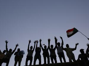 Sudanese protesters rally outside the army headquarters in Khartoum on May 4, 2019 to demand that the ruling military council hand power to a civilian adminstration. (ASHRAF SHAZLY / AFP)