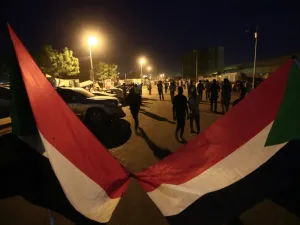Sudanese people gather as protests continue near the site of Sudan's military headquarters in central Khartoum on May 13, 2019. (ASHRAF SHAZLY / AFP)