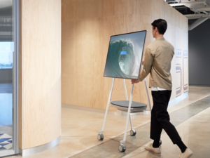 Surface Hub 2S