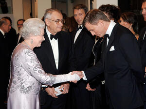 جيمس بوند والملكة إليزابيث