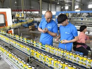 Chinese factory workers produce aerosol cans for global export (AFP/FILE) banner image