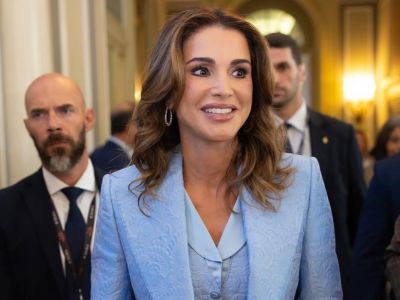 الملكة رانيا تتألق بالأزرق السماوي في مجلس الأمة