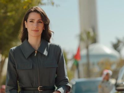 الأميرة رجوة تخطف الأنظار بإطلالة راقية في افتتاح مجلس الأمة